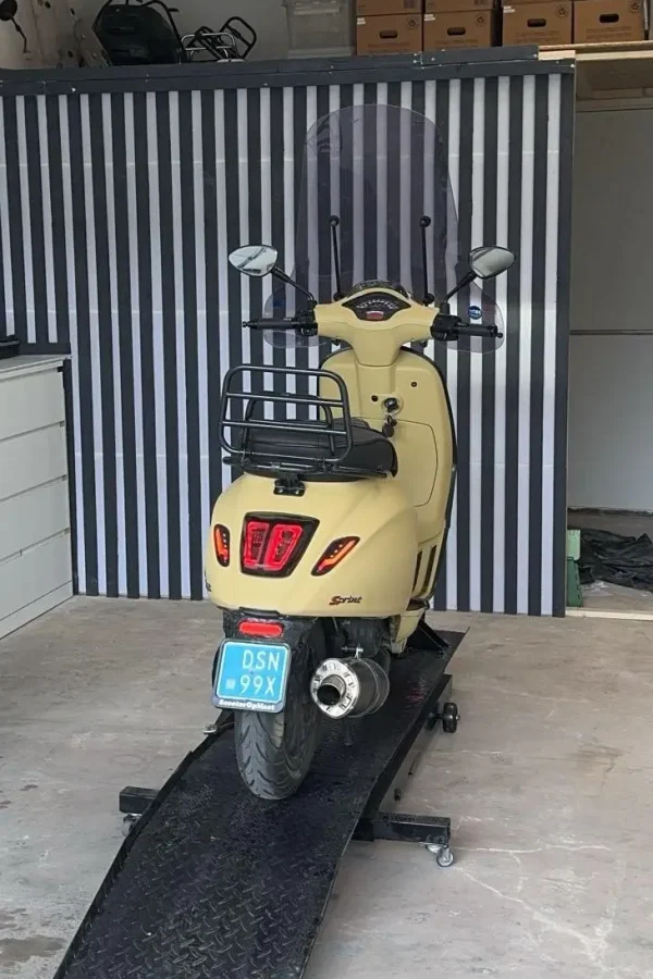 Gele vespa op brug Scooteropmaat Gele vespa op brug Scooteropmaat